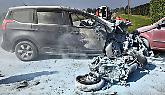 Si schianta contro due automobili sulla provinciale, motocilista muore nell'incidente stradale