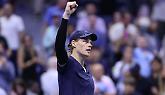 Jannik Sinner pronto al rientro, dopo il ritiro di Shanghai, al Six Kings Slam di Riyad, nei quarti affronterà Stefanos Tsitsipas