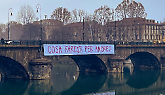 Cosa faresti per amore? Ecco cosa si cela dietro lo striscione a Torino
