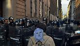 Il corteo pro-pal prova a entrare in piazza Carignano, chiusura totale delle forze dell’ordine