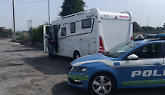 Torino, tenta di rubare in un camper