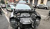Il mistero dell'auto cannibalizzata dai ladri e abbandonata in mezzo alla strada