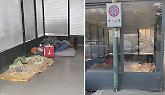 I senzatetto occupano il dehors abbandonato, la polizia municipale li sgombera