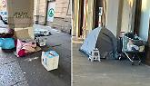 Rifiuti, sacchi a pelo e una tenda: il bivacco dei senzatetto sotto i portici del centro