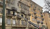 Incendio in corso Re Umberto, tre feriti: un uomo gravemente ustionato