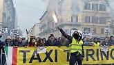 Torino, corteo dei taxi in centro