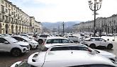 Caro carburante, i tassisti torinesi in affanno: &laquo;Costi su del 30%, ma le tariffe restano ferme&raquo;