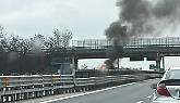 Auto in fiamme sulla Torino-Pinerolo, autostrada in tilt