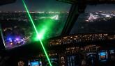 Luce laser verde sulla cabina di pilotaggio