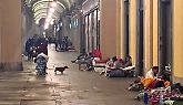 I portici del centro di Torino diventano un dormitorio a cielo aperto: i senzatetto diventano un'emergenza