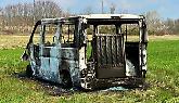 Nel cimitero delle auto rubate anche un furgone per disabili cannibalizzato e incendiato