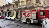 Incendio in un negozio di via Saluzzo: fumo nel palazzo e quattro intossicati in ospedale