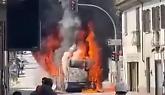 Bus in fiamme a Moncalieri: paura in strada, distrutto un mezzo della linea 67