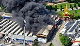 Beinasco, maxi incendio nella zona industriale: fumo nero e soccorsi in azione