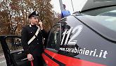 Bimbo di 2 anni chiuso in auto, i carabinieri rompono il vetro e lo salvano