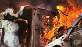 Furgone in fiamme all&rsquo;alba