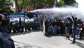 Torino, corteo 1&deg; Maggio con Askatasuna: idranti in azione e scontri VIDEO