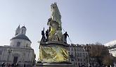 Blitz di Extinction Rebellion in Piazza Carlina: la Statua di Cavour oscurata con i teli termici
