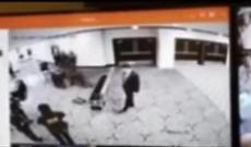 Sottotitolo: Le immagini documentano l&rsquo;uomo armato mentre prova a forzare i controlli di sicurezza all&rsquo;Hilton di Washington. Pochi secondi dopo scatter&agrave; l&rsquo;intervento degli agenti e l&rsquo;evacuazione della