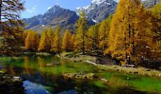 Valle d’Aosta, l’autunno che colora le valli: dove ammirare il foliage