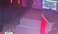 Rizzo con la bandiera "Cairo Vattene" al Teatro Alfieri insieme a Giuseppe Cruciani