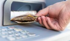 Nichelino, derubato al bancomat con la scusa dei soldi caduti: spariti 500 euro