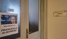 “Noi stiamo con Albanese”, ma solo sui poster, Pd e Avs frenano sul voto della cittadinanza onoraria che avevano appoggiato