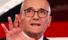 Alfonso Signorini querela Google: ma i video di Corona su Falsissimo restano online