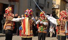 Venaus in festa: tra la danza degli Spadonari e il cabaret, un mese di grandi appuntamenti