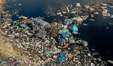 Cambiano, il cavalcavia della vergogna: strada Restauduzzo &egrave; di nuovo una discarica