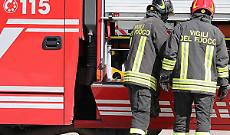 Auto in fiamme in strada San Mauro: traffico in tilt nel quartiere Bertolla