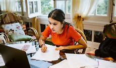 Ormai il 76% degli studenti usa libri piratati o riassunti IA