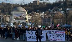 Tensione in centro, il corteo delle femministe blocca il tram