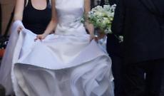 Maya Hawke, matrimonio a sorpresa a New York, pap&agrave; Ethan e mamma Uma Thurman al suo fianco