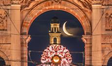 Il torinese Valerio Minato immortala luna e braciere olimpico: lo scatto che fa il giro del web