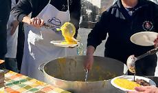 San Mauro, in centinaia in piazza per la polentata di Carnevale: il successo del Marted&igrave; Grasso