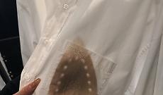 Una camicia bruciata &egrave; lusso? Ecco l'idea che ha diviso il mondo della moda