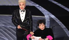 Liza Minnelli accusa Lady Gaga: "Agli Oscar mi costrinse sulla sedia a rotelle contro la mia volont&agrave;"