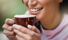 &iquest; &Egrave; meglio lavarsi i denti prima o dopo il caff&egrave;? la guida per non macchiare il sorriso