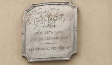 Via Lagrange, targa illeggibile sul palazzo natale del matematico torinese