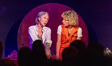 Ritorna a Torino "Il funerale di mia madre": lo spettacolo che trasforma il lutto in ironia tagliente