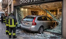 Alba, auto finisce dentro l&rsquo;Ottica Penna in piazza Ferrero