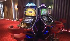 Auto ariete contro la sala giochi, poi la fuga e l&rsquo;incidente a Pinerolo: arrestato 33enne