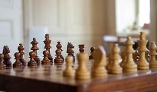 Moncalieri accoglie tutti al gioco degli scacchi in biblioteca