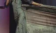 La cantante Lily Allen esibisce le prove dell'infedelt&agrave; dell'ex marito durante il tour