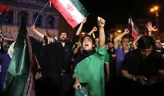 Iran e la caduta del regime, cos&igrave; i giovani festeggiano nelle piazze