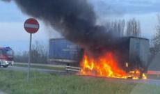 Tir in fiamme sull&rsquo;ex statale 20 a Carignano: incendio al rimorchio, strada chiusa