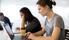 Donne e innovazione: Amazon premia le studentesse STEM con borse di studio da 6.000 euro