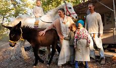 Famiglia nel bosco: uno dei bambini protesta con lo sciopero della fame