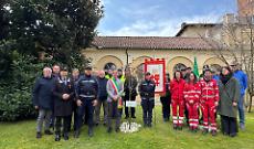 Chieri onora le vittime della pandemia: la cerimonia nel giardino del Comune